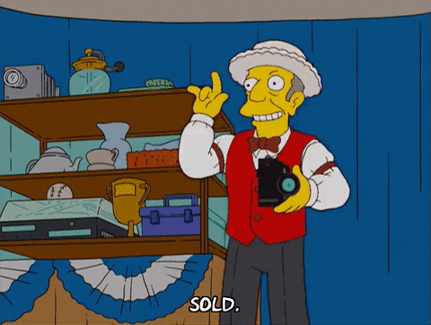 Questa GIF è di simpsonworld.com Il direttore Skinner dice "venduto!"