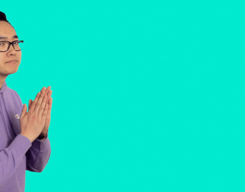 Ragazzo asiatico che si frega le mani con espressione curiosa