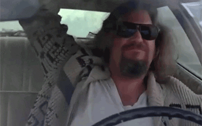 È una bella notizia, no? Drugo del Grande Lebowski molto felice mentre guida