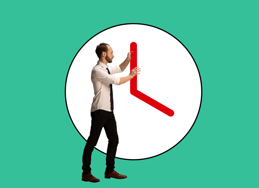 Una persona che cerca di girare le lancette di un gigantesco orologio