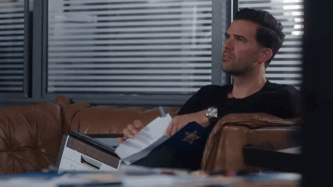 Questa persona trova sospetti i fogli che ha in mano