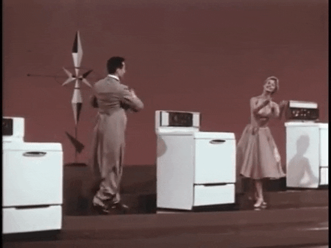 Un'immagine degli anni '50 in cui una coppia mostra degli elettrodomestici