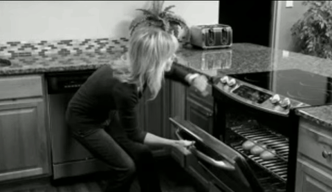 Questa signora sembra esasperata dal suo forno Questa signora sembra esasperata dal suo forno