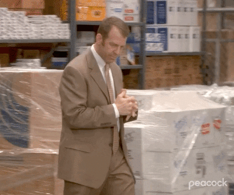 Questa GIF è di The Office Toby di The Office viene colpito da un aereo di carta