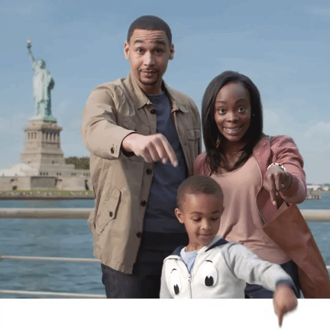 Questa famiglia ti dice di guardare sotto per scoprire la risposta Questa famiglia ti dice di guardare sotto per scoprire la risposta