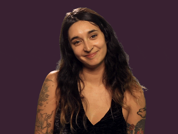 Una ragazza sorride innocentemente