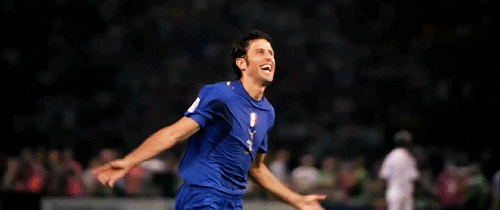 Grosso festeggia dopo aver segnato il rigore decisivo per la vittoria dell'Italia ai Mondiali del 2006